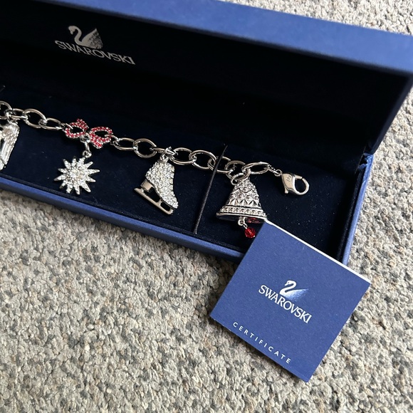 Swarovsk 🎄NIB ⛸️ 2015 🎄Rockefeller Center Christmas NYC charm bracelet - Picture 3 of 4